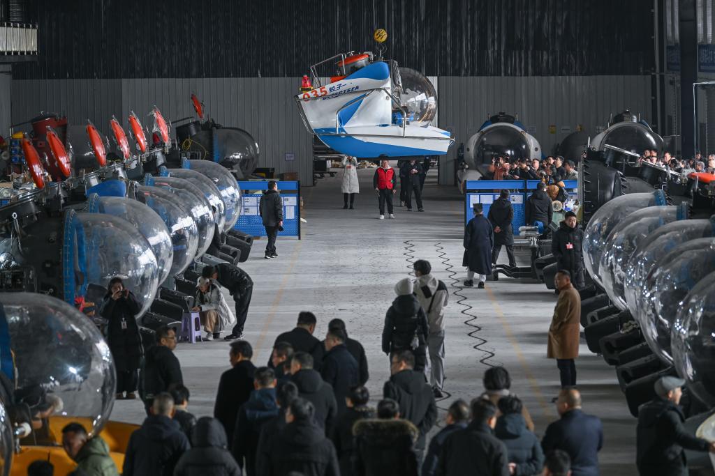 重庆造载人观光潜水器进行交付前测试