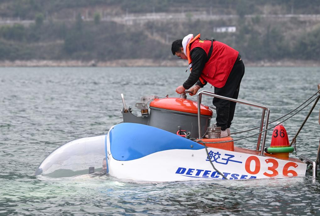 重庆造载人观光潜水器进行交付前测试
