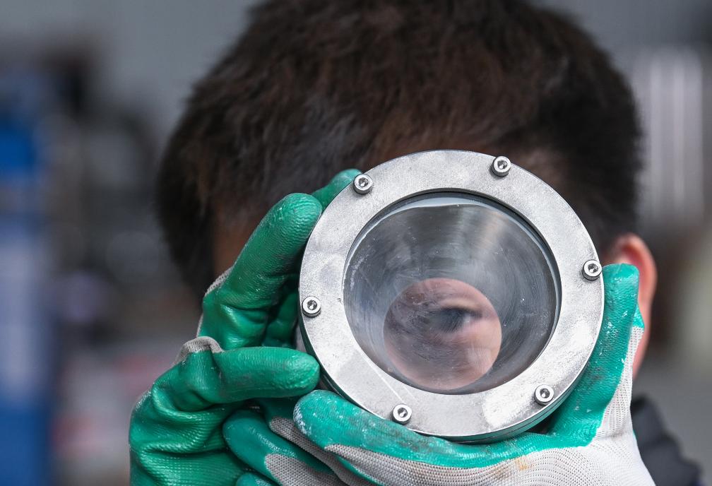 重庆造载人观光潜水器进行交付前测试