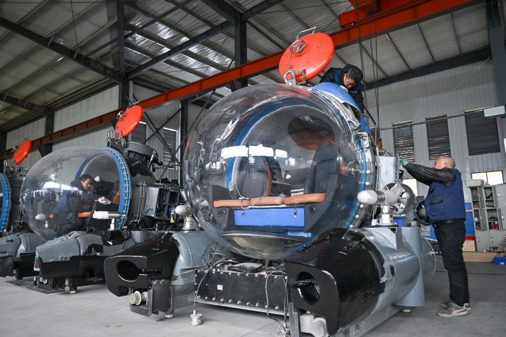 重庆造载人观光潜水器进行交付前测试