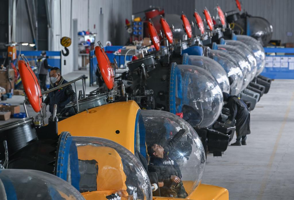 重庆造载人观光潜水器进行交付前测试