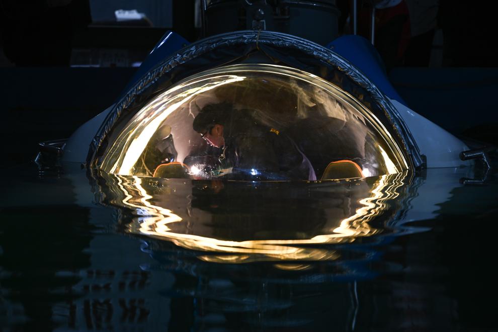 重庆造载人观光潜水器进行交付前测试