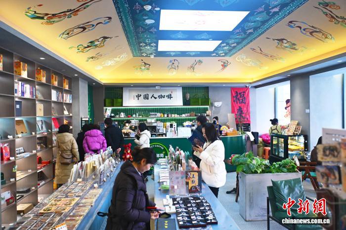 甘肃兰州:敦煌主题邮局吸引市民甘肃
