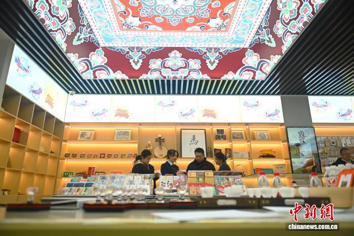甘肃兰州:敦煌主题邮局吸引市民甘肃