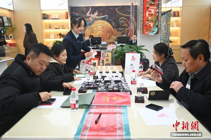甘肃兰州:敦煌主题邮局吸引市民甘肃