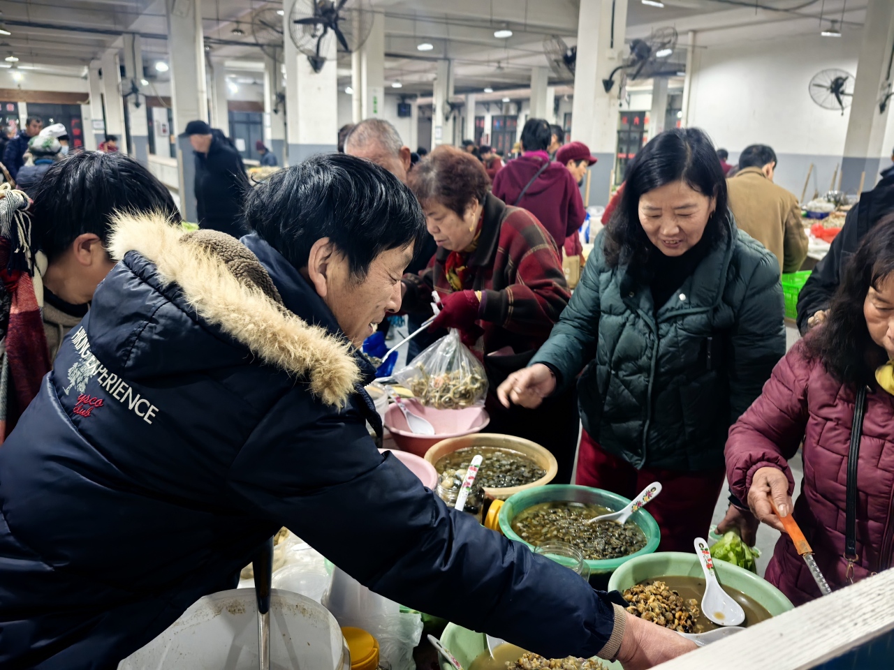 城乡直供、智慧快检，横溪这个共富市集，200多个摊位“零租金”！