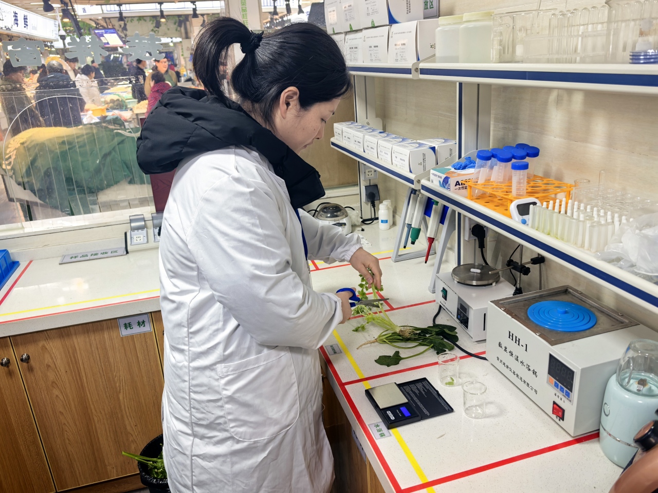 城乡直供、智慧快检，横溪这个共富市集，200多个摊位“零租金”！