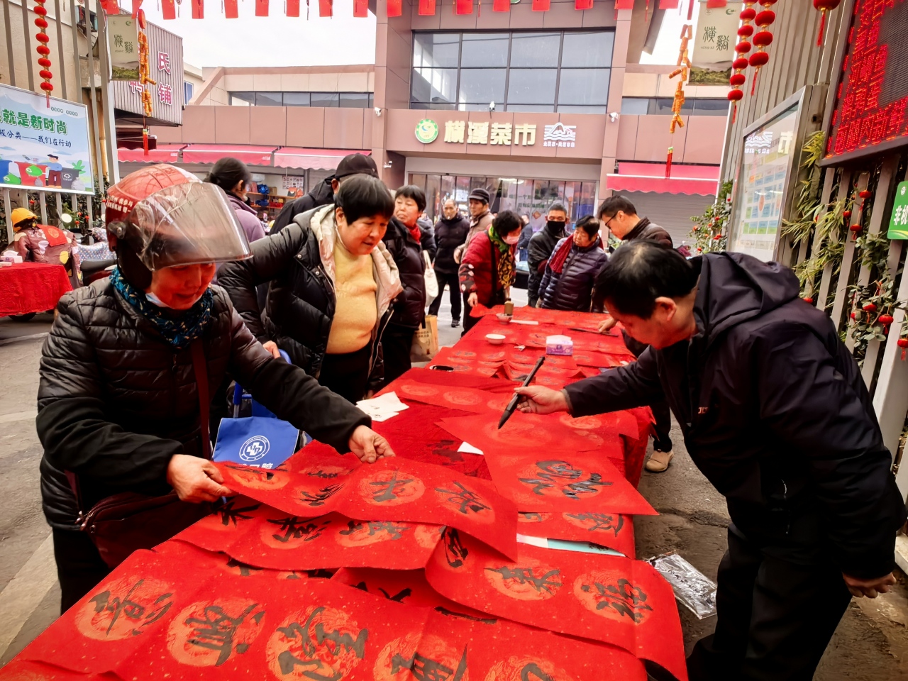 城乡直供、智慧快检，横溪这个共富市集，200多个摊位“零租金”！