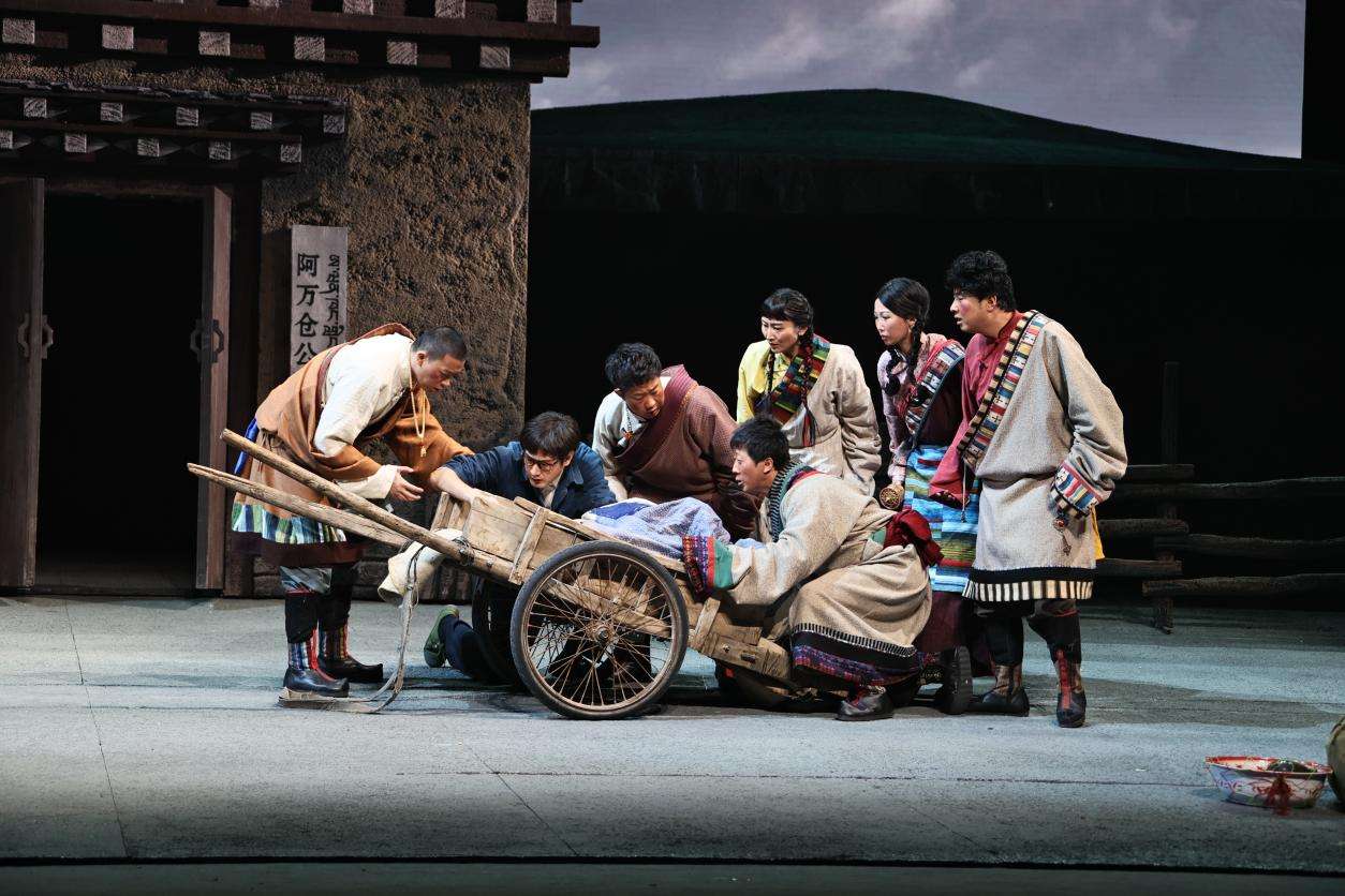 扎根草原56载的“草原曼巴”“登上”话剧舞台