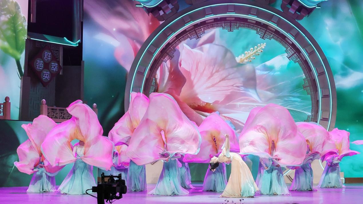 太美了!成都原创舞蹈《芙蓉似锦满城花》绽放央视舞台 c3e7a19cf2d474b37edb3e6dfc5ab2.jpeg