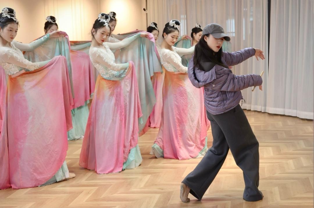 太美了!成都原创舞蹈《芙蓉似锦满城花》绽放央视舞台 b740277ffa5045f1da4d6c67445422.jpg