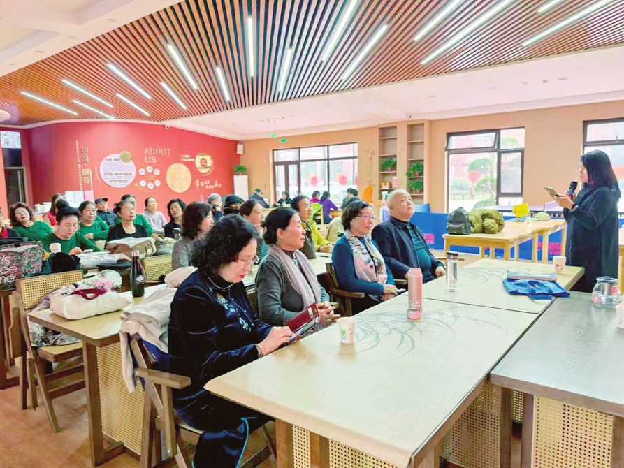 晋中市榆次区华晟·咱家智慧社区居家养老服务中心工作人员为老人们组织开展健康知识讲座。霍雪茹摄