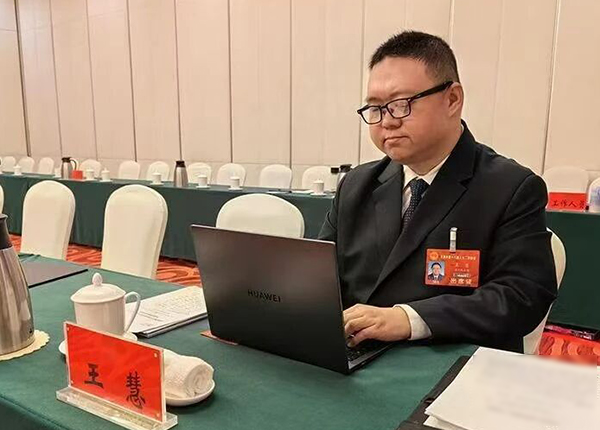 王慧代表:办法总比困难多 积极推动无障碍环境建设 天津两会期间,天津市人大代表、天津市盲人协会主席、北京中银(天津)律师事务所律师王慧使用读屏软件浏览政府工作报告。受访者供图