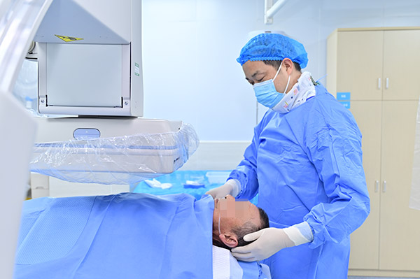 毫米创口破重症:介入医学的精准救治之路 毫米创口破重症:介入医学的精准救治之路