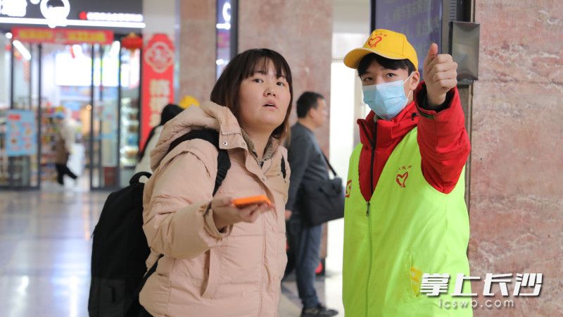 志愿者实时解答列车时刻、票务信息等咨询。
