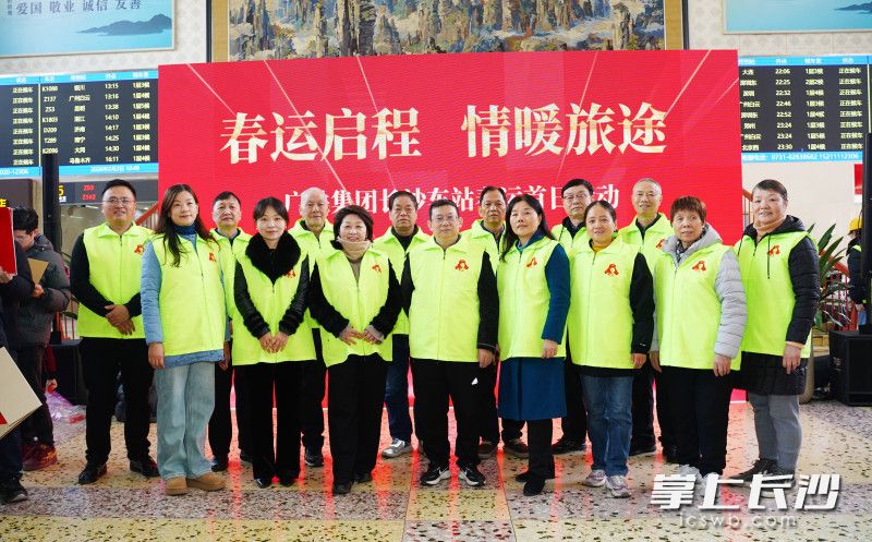 青年志愿者团队与关工委老同志迅速投入志愿服务。