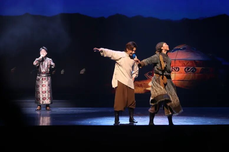 “百花绽放”映三秦 骏马奔腾迎新春 ——陕西省“百青”文艺家汇报演出暨文艺颁奖典礼成功举办