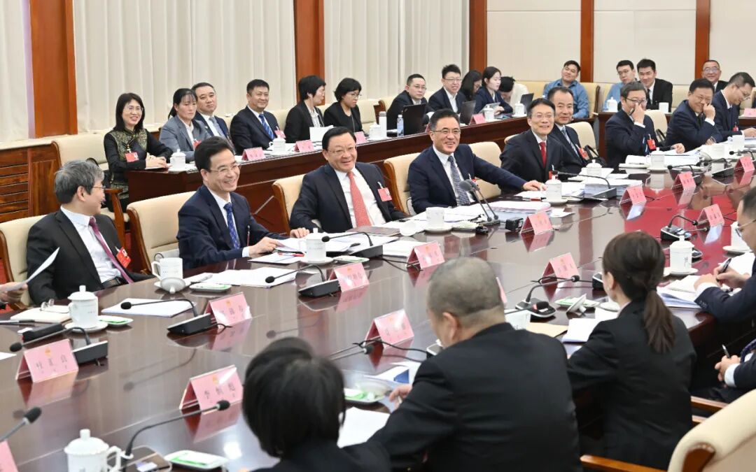 王伟中在参加呼和浩特市代表团审议时强调 扛牢首府责任 增强首位意识 在落实自治区党委“1571”工作部署上当好先锋多作贡献 图片