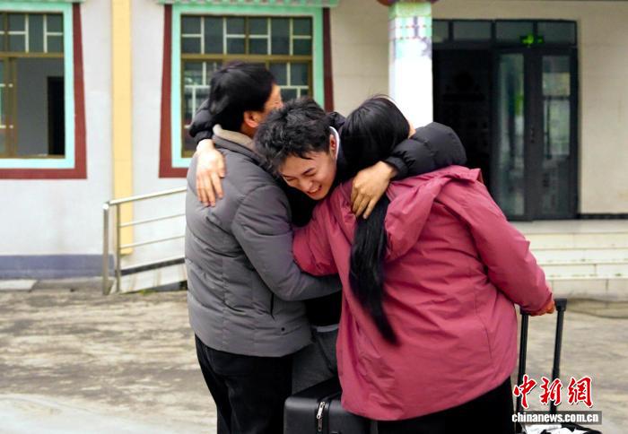 (新春走基层)跨越3000公里辗转30小时 “95后”驻村干部与父母团聚西藏墨脱