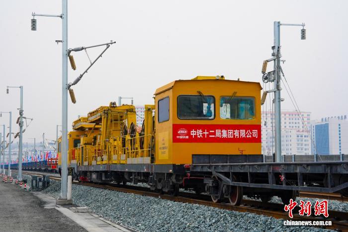 西康高铁全线完成铺轨