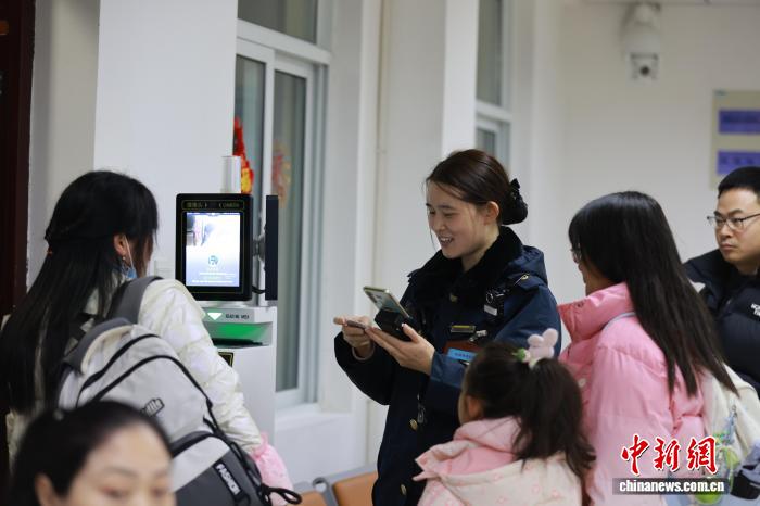 (新春走基层)陕西旬阳:“90后”姑娘 一人守一站