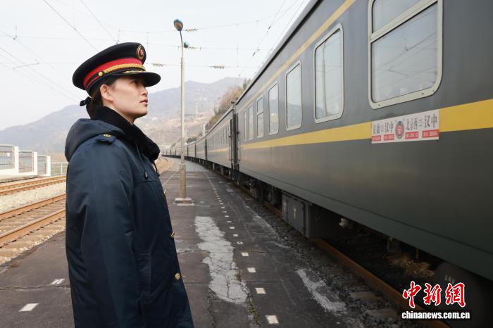 (新春走基层)陕西旬阳:“90后”姑娘 一人守一站