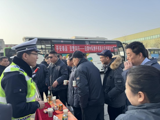 春运首日，安全先行!西安经开交警“警示+体验”双线守护旅客平安返乡路