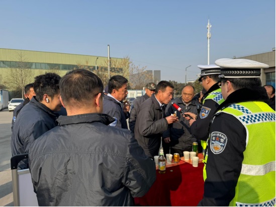 春运首日，安全先行!西安经开交警“警示+体验”双线守护旅客平安返乡路