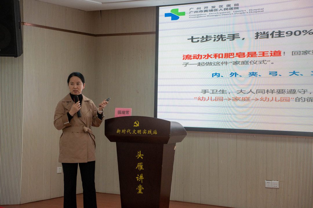 夏港街举办婴幼童健康科普关爱活动,政企联动织密老幼共融健康防护网