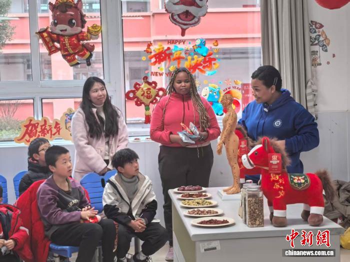 多国留学生走进新场古镇 传播中医文化、体验海派年味