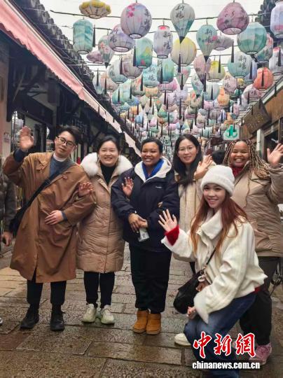 多国留学生走进新场古镇 传播中医文化、体验海派年味
