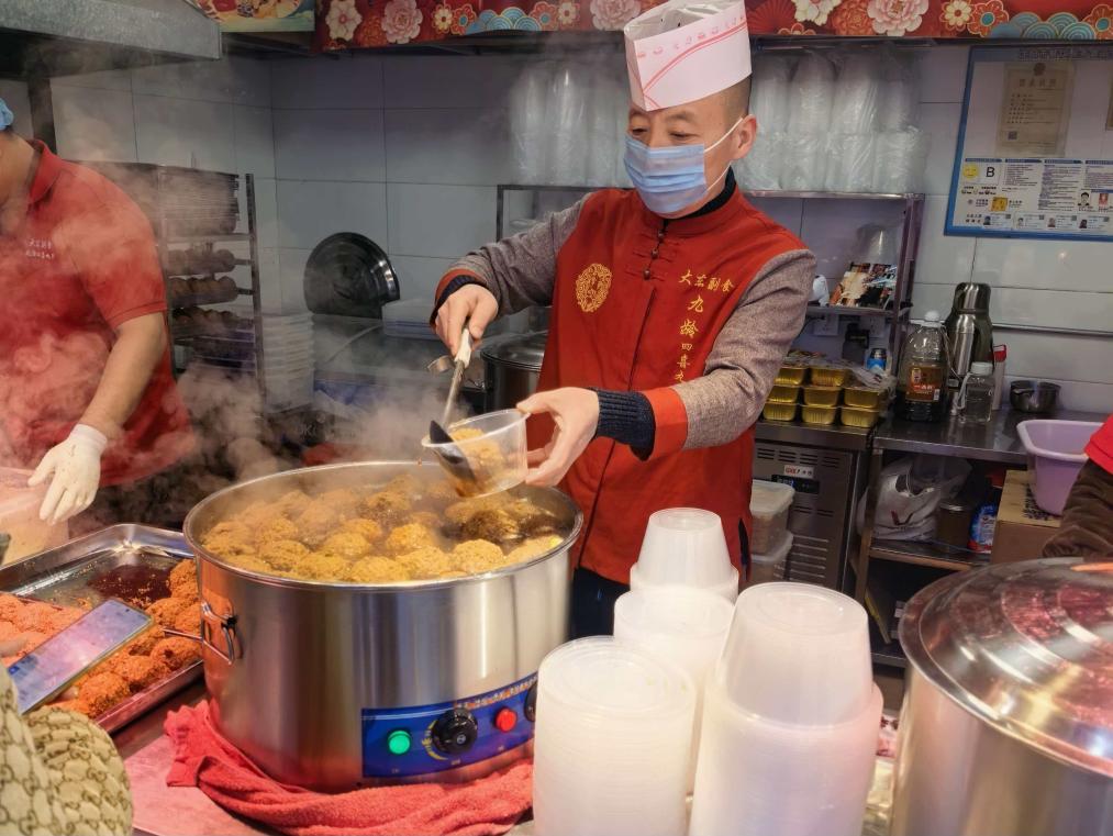 新春走基层丨特写:四喜丸子里的人间烟火