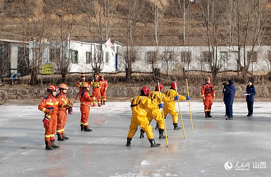 新春走基层丨零下21 ℃,看冰上“飞人”如何守护万家灯火