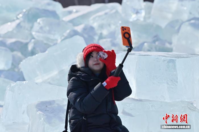 长春打造“蓝冰”景观 市民打卡体验“冰川世界” 长春打造“蓝冰”景观市民打卡体验“冰川世界”
