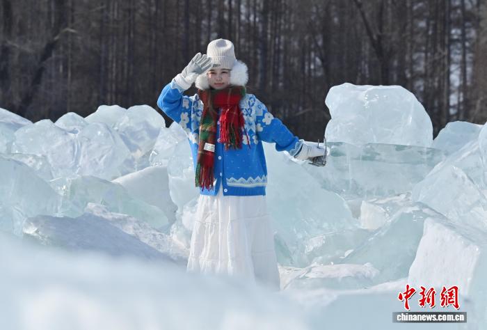 长春打造“蓝冰”景观 市民打卡体验“冰川世界”