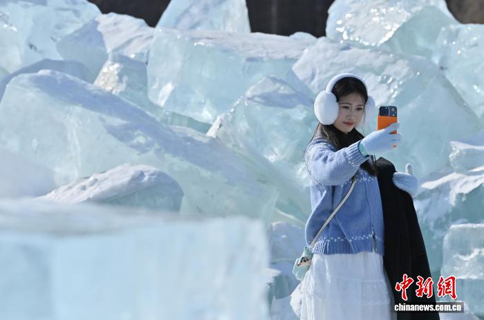 长春打造“蓝冰”景观 市民打卡体验“冰川世界”