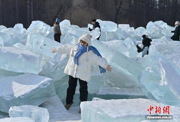 长春打造“蓝冰”景观 市民打卡体验“冰川世界”