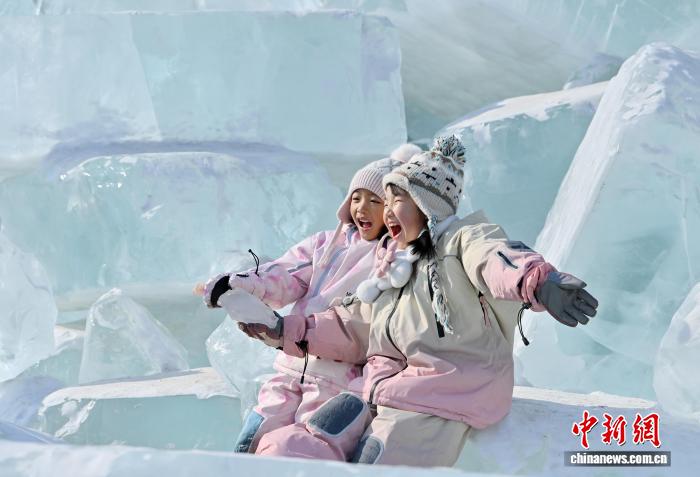 长春打造“蓝冰”景观 市民打卡体验“冰川世界”