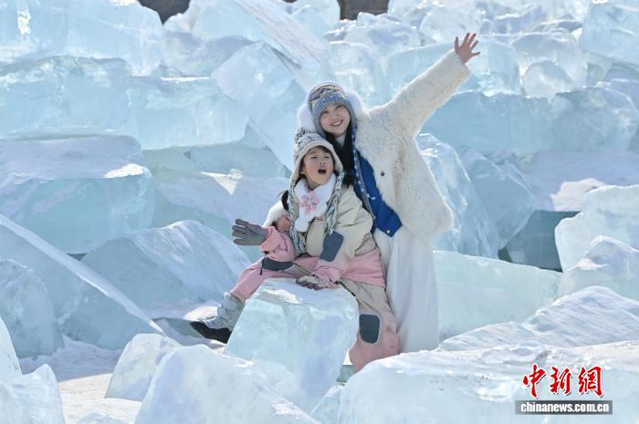 长春打造“蓝冰”景观 市民打卡体验“冰川世界”