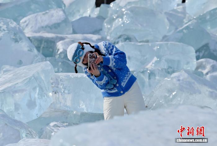 长春打造“蓝冰”景观 市民打卡体验“冰川世界”