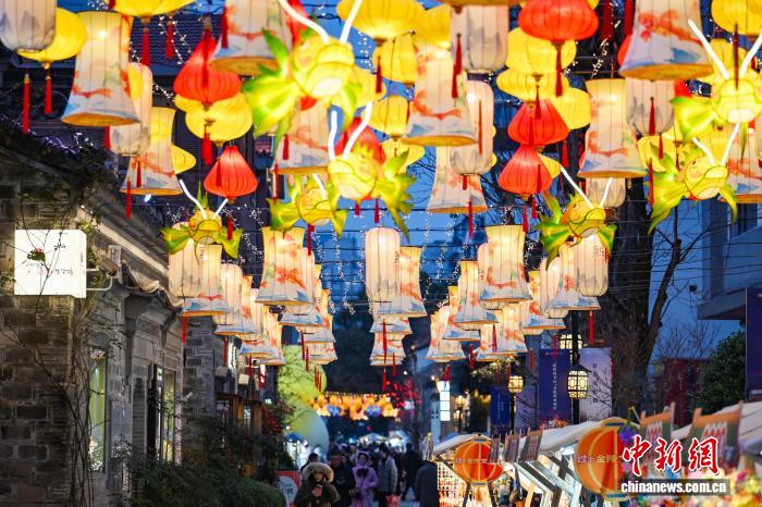南京城南小巷节日氛围浓