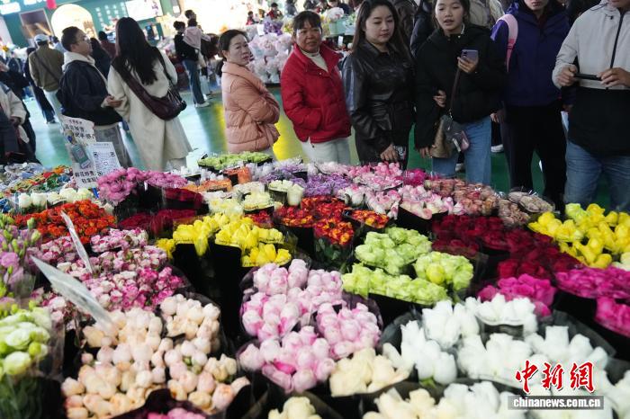 昆明斗南花市周末人气旺