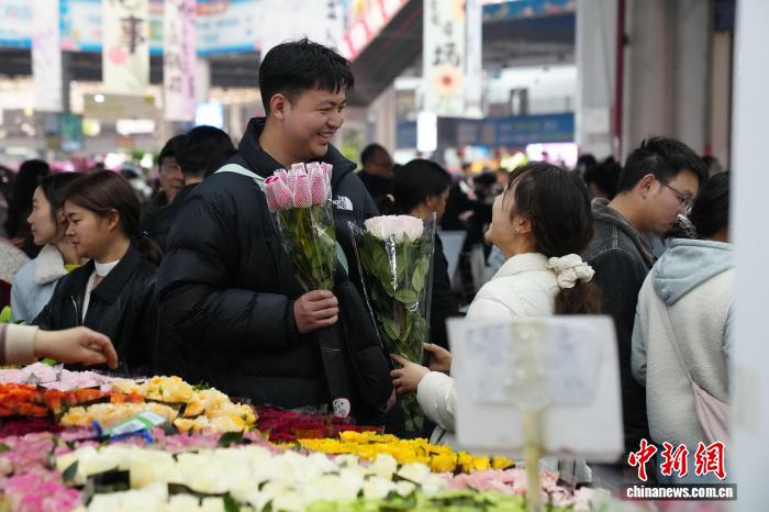 昆明斗南花市周末人气旺