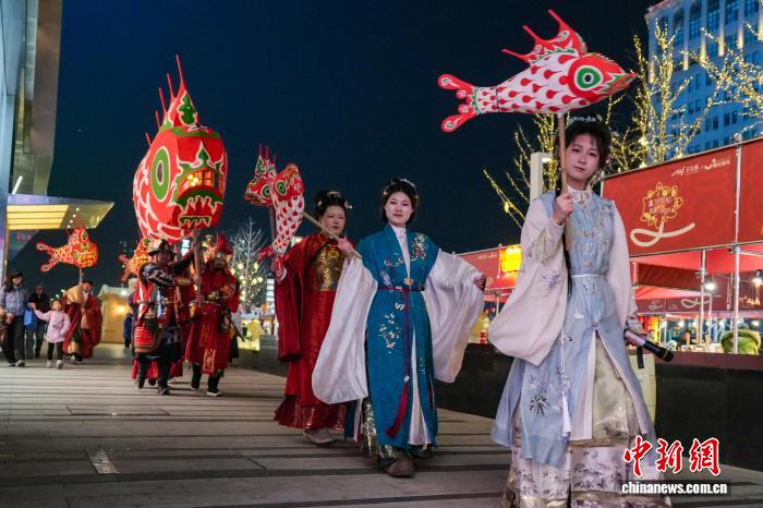 （新春见闻）河南郑州：鱼灯巡游“解锁”商圈年味