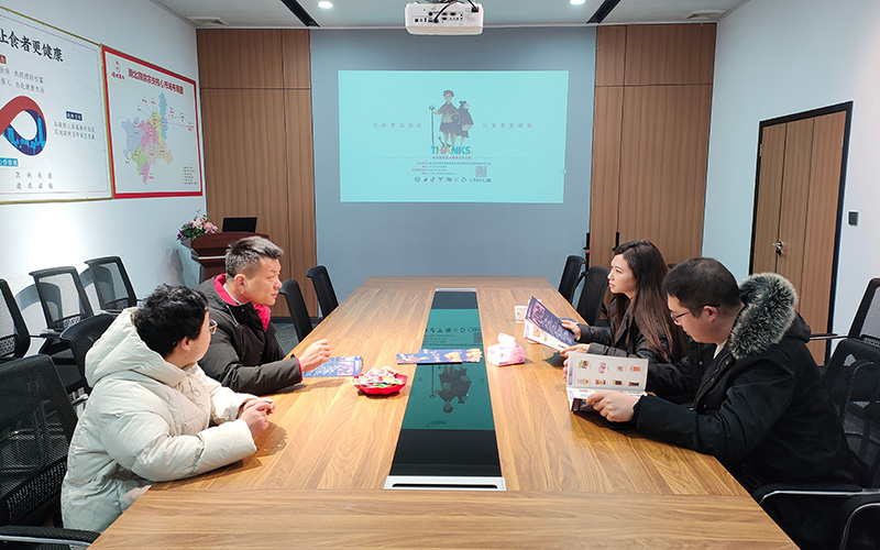 新春走基层|土家年味飘上“云”端 直播前的选品会。 王楚怡摄