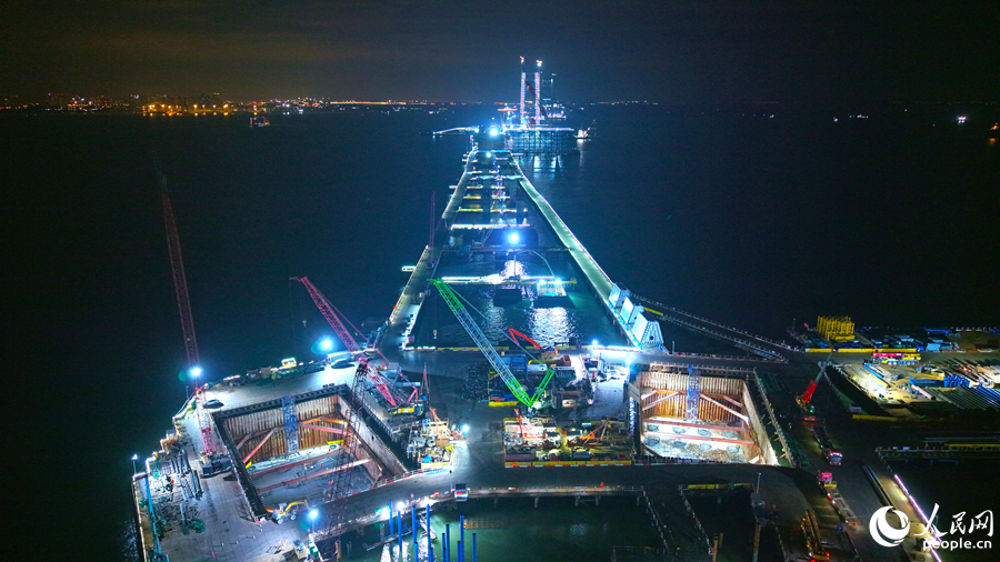 夜间，项目建设依旧繁忙。人民网记者 李昌乾摄