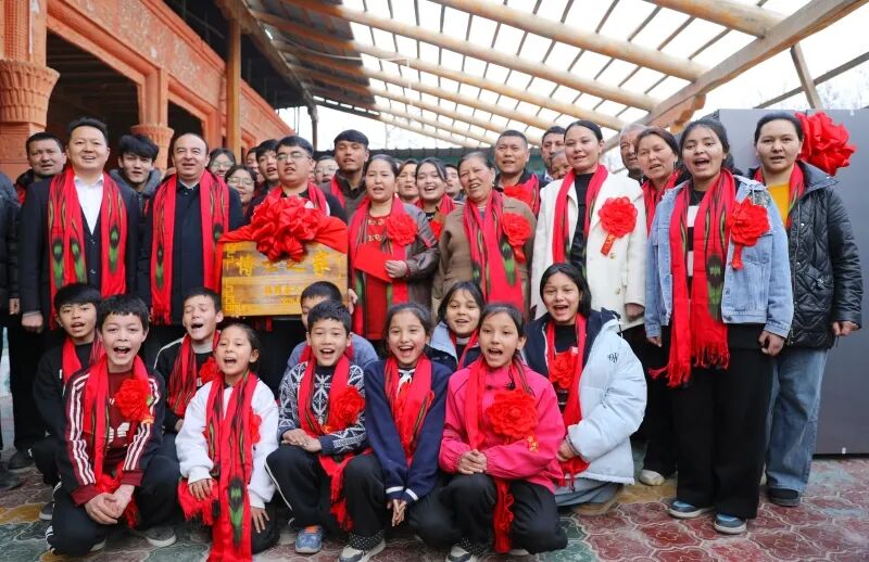 洛浦县为96名博士硕士家庭授牌