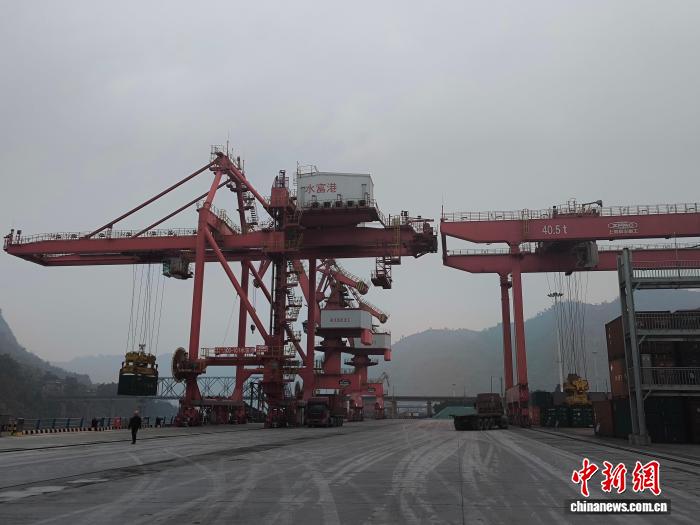 (新春走基层) 金沙江畔“守岁人” 坚守一线护万家灯火