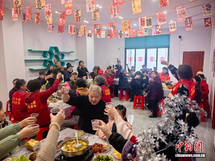 (新春走基层)桂林漓江社区小年团圆饭:二十三载约定