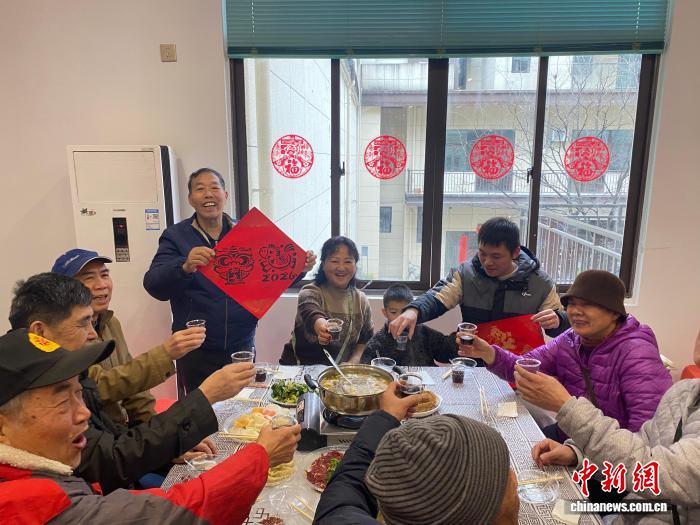 (新春走基层)桂林漓江社区小年团圆饭:二十三载约定